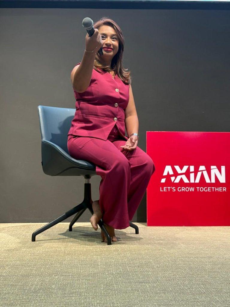 Intervenante G.Works Group sur scène lors d'un événement du groupe Axian